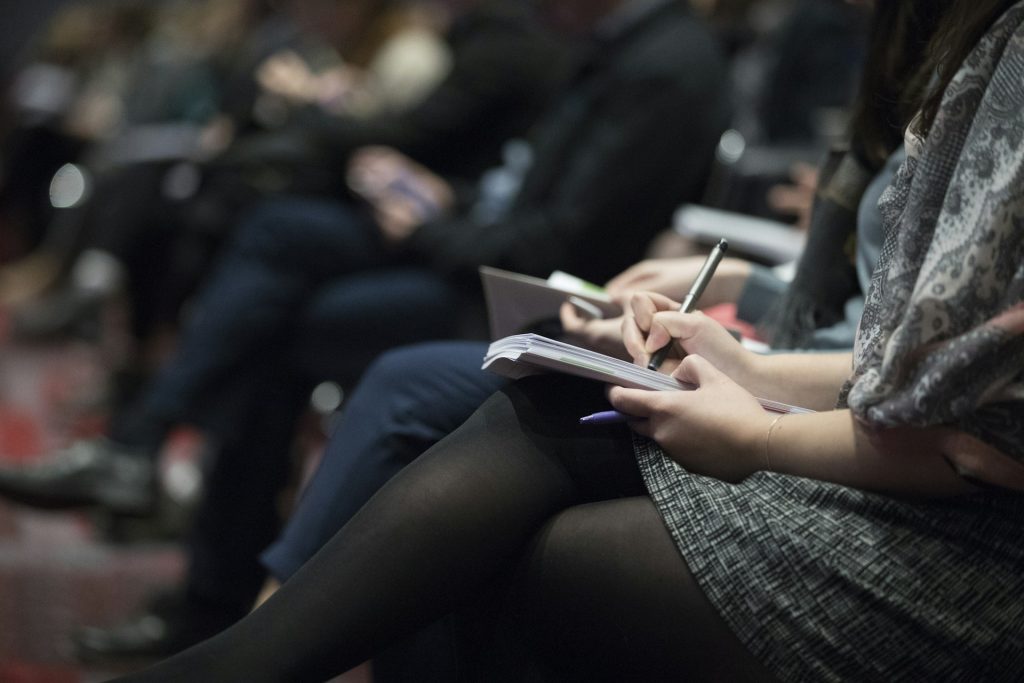 Participante prenant des notes lors d'une séance