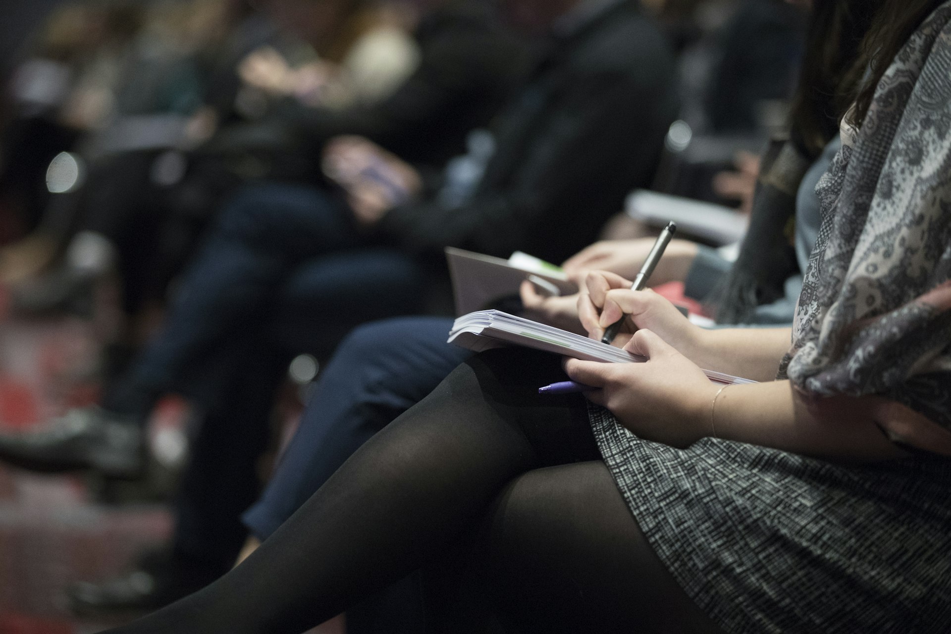 Participante prenant des notes lors d'une séance