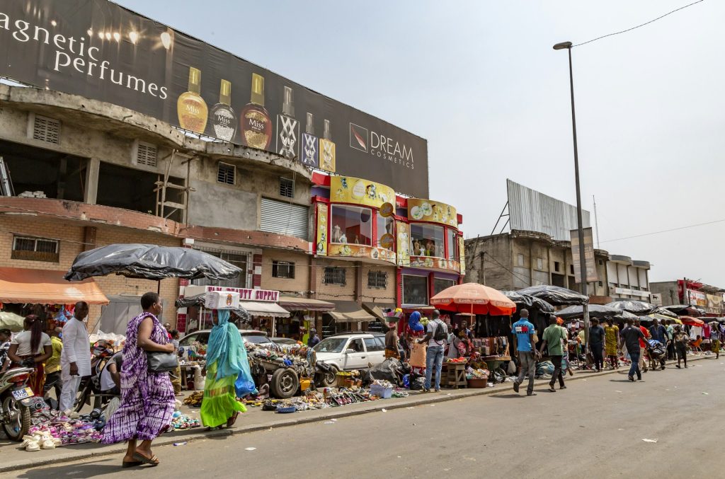 Passants dans une rue commerçante