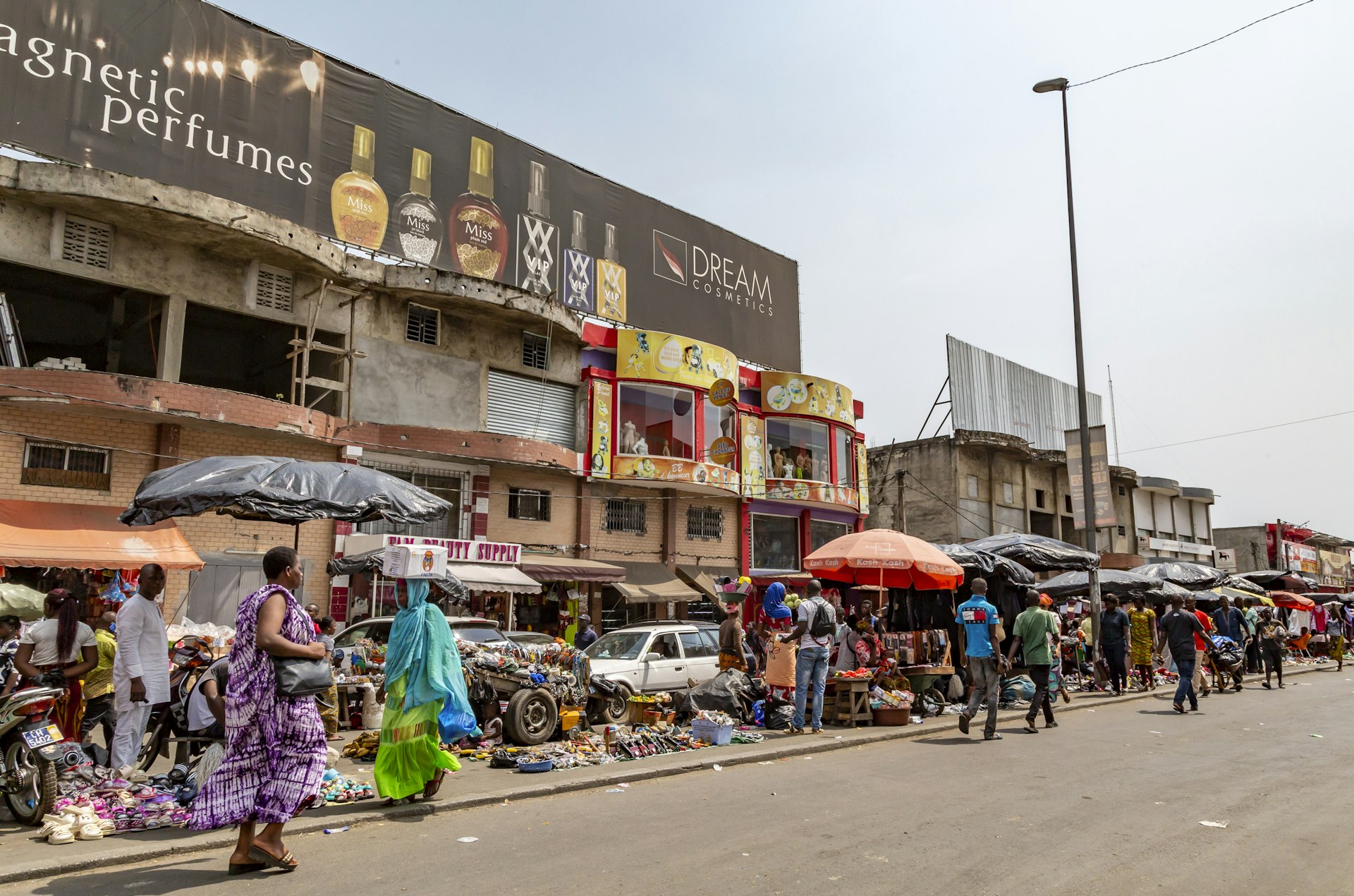 Passants dans une rue commerçante