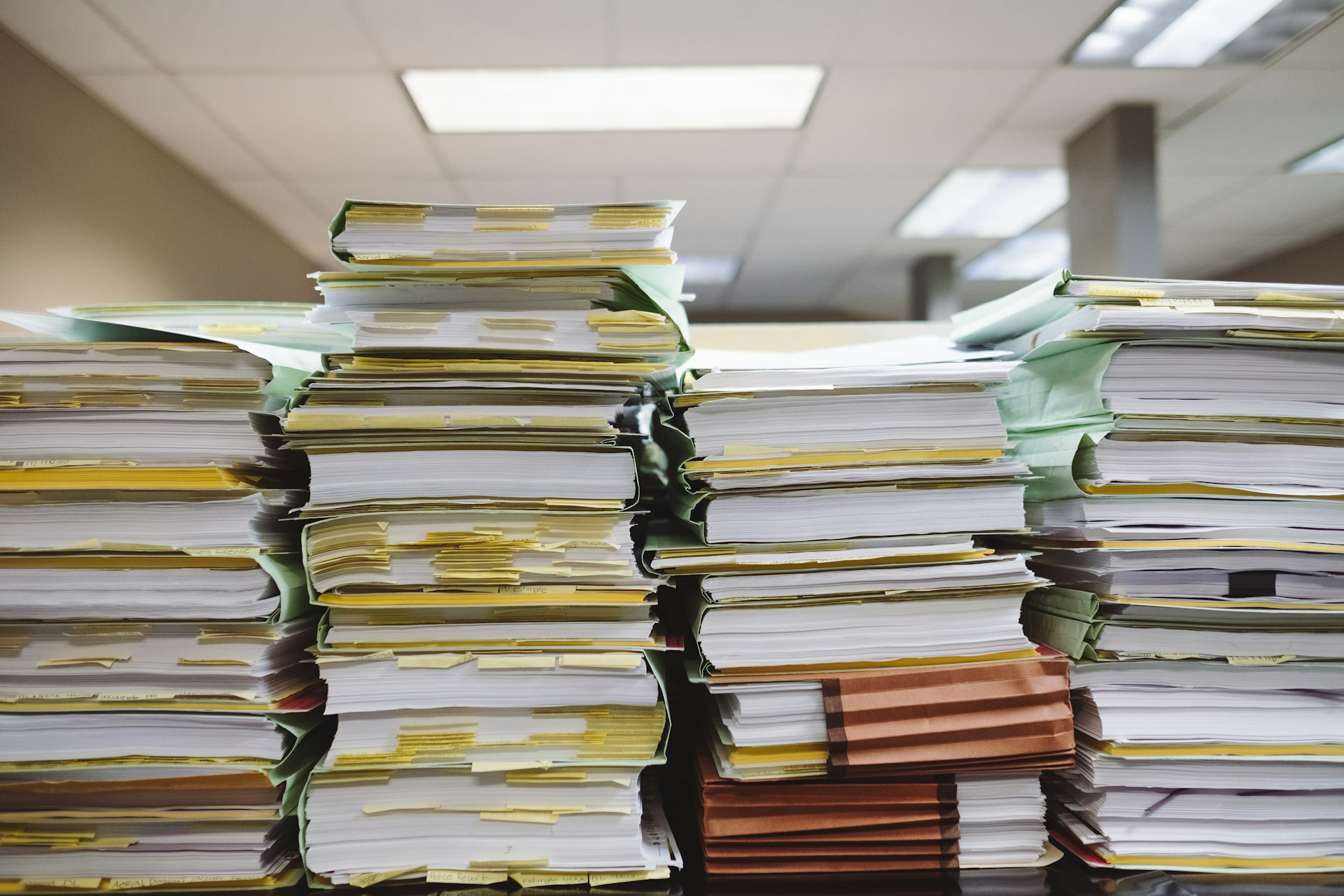 Piles de dossiers et de documents