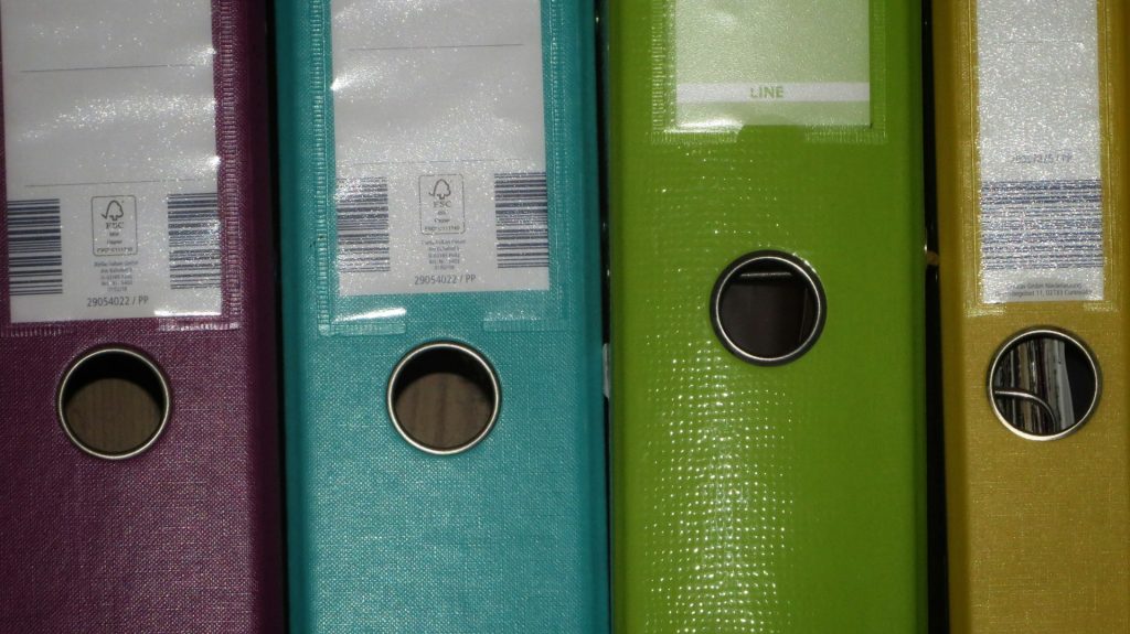 Classeurs alignés sur une étagère