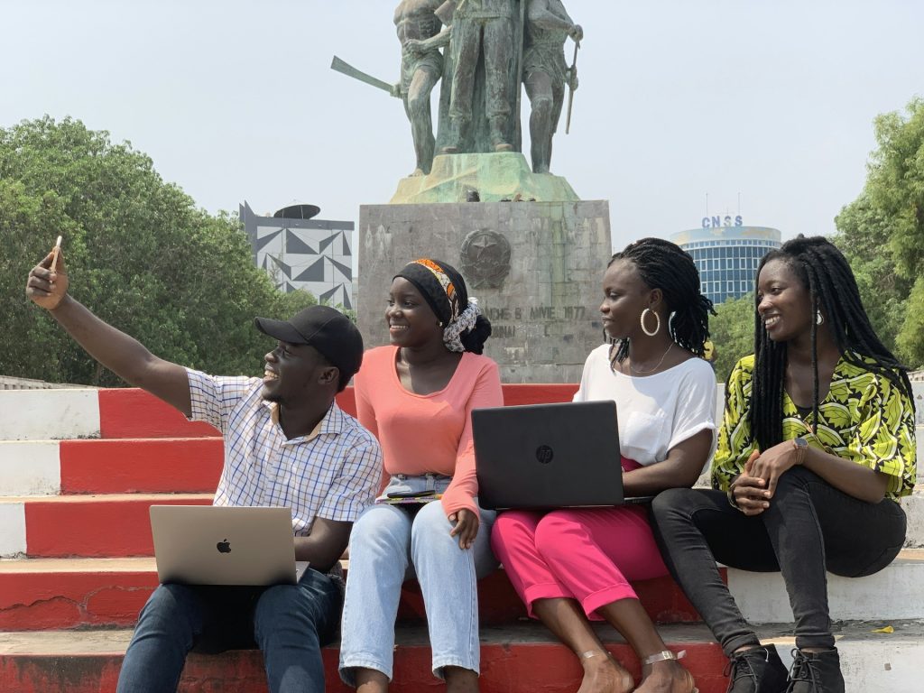 Jeunes travaillant sur ordinateurs en plein air