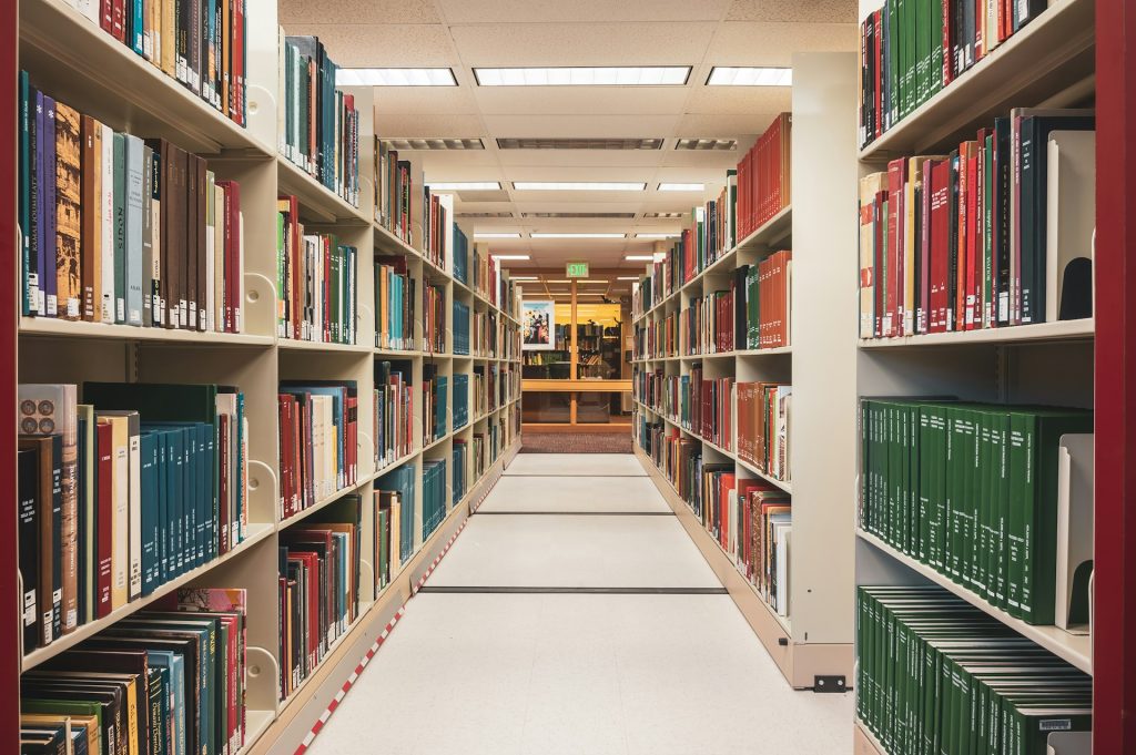 Rayonnages d'une bibliothèque