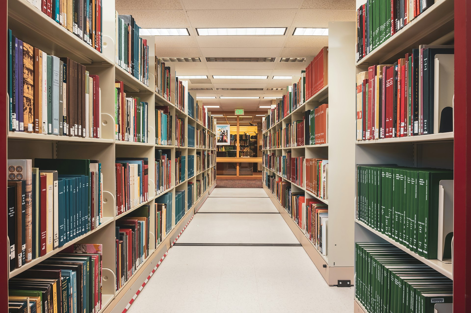 Rayonnages d'une bibliothèque