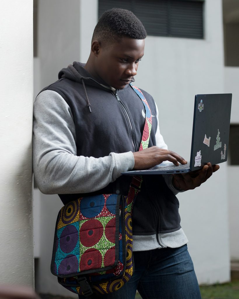 Étudiant tenant un ordinateur portable