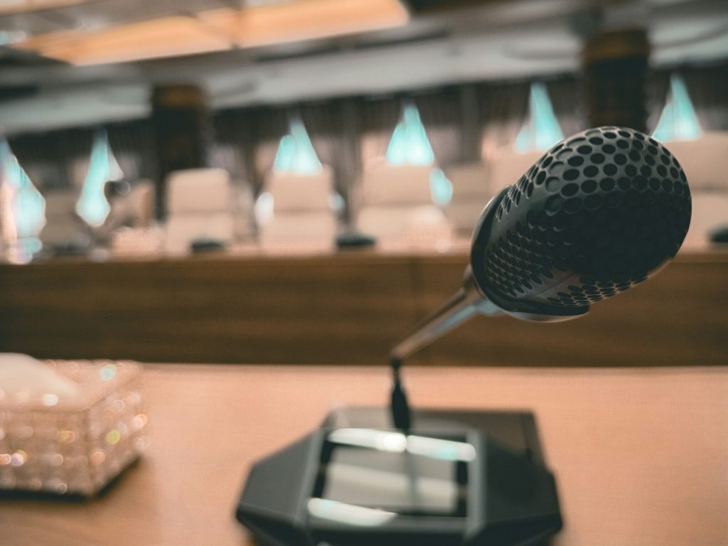 Microphone posé sur une table de conférence