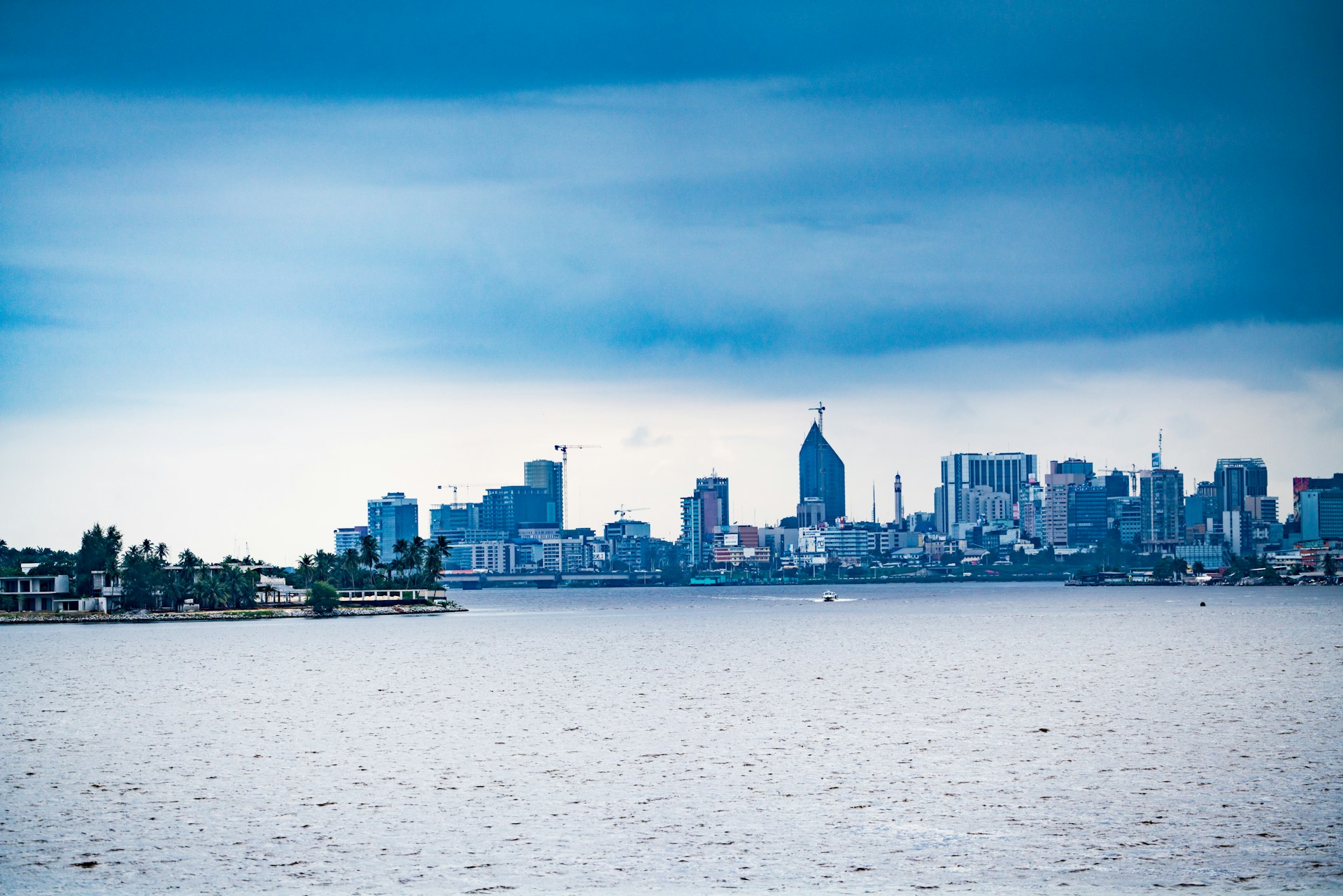 Vue d'Abidjan depuis la lagune